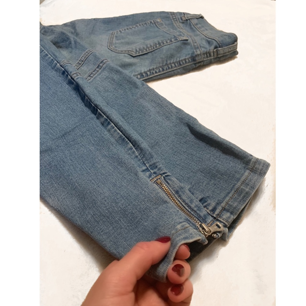 ✨ Embroidered Mid Rise Skinny Jeans